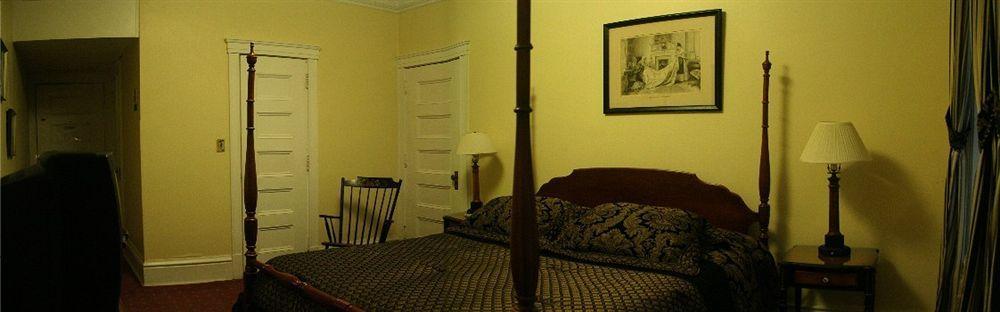 The Yankee Pedlar Inn Torrington Bagian luar foto