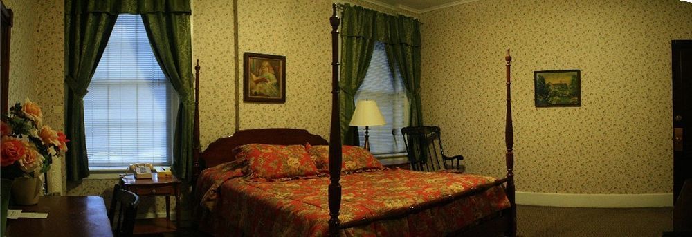 The Yankee Pedlar Inn Torrington Bagian luar foto