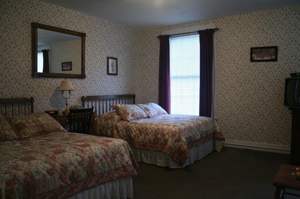 The Yankee Pedlar Inn Torrington Bagian luar foto